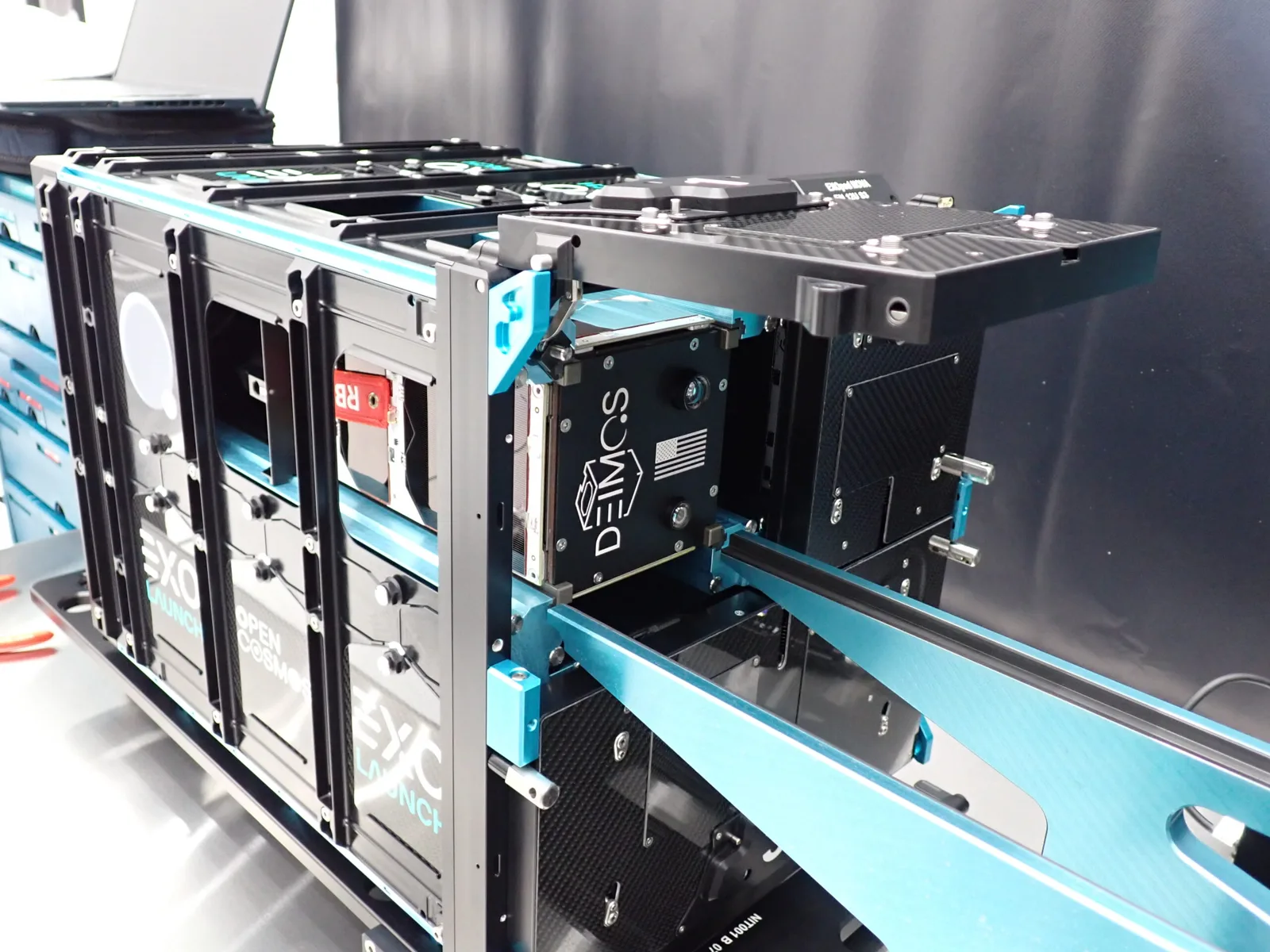Deimos integrated in its dispenser